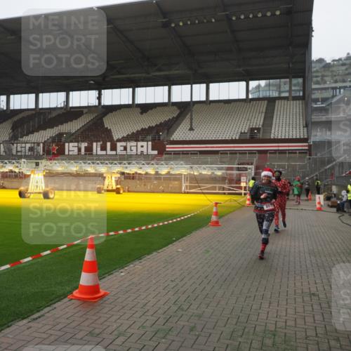 07.12.2025 - St. Pauli X-Mass-Run No. 15 Fabian Wolf http://msf.ph/oto/9390638 07.12.2025 10:24:11 Ziel 711, 897, 4040, 4203, 4479, 4765 meine-sportfotos.de