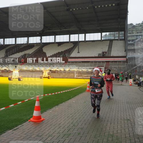 07.12.2025 - St. Pauli X-Mass-Run No. 15 Fabian Wolf http://msf.ph/oto/9390642 07.12.2025 10:24:12 Ziel 711, 712, 897, 4040, 4140, 4479, 4694 meine-sportfotos.de