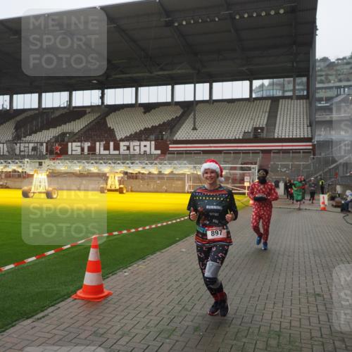 07.12.2025 - St. Pauli X-Mass-Run No. 15 Fabian Wolf http://msf.ph/oto/9390649 07.12.2025 10:24:12 Ziel 711, 712, 897, 4040, 4140, 4479, 4694 meine-sportfotos.de