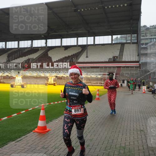 07.12.2025 - St. Pauli X-Mass-Run No. 15 Fabian Wolf http://msf.ph/oto/9390656 07.12.2025 10:24:13 Ziel 711, 712, 897, 4040, 4122, 4140, 4479, 4692, 4694 meine-sportfotos.de