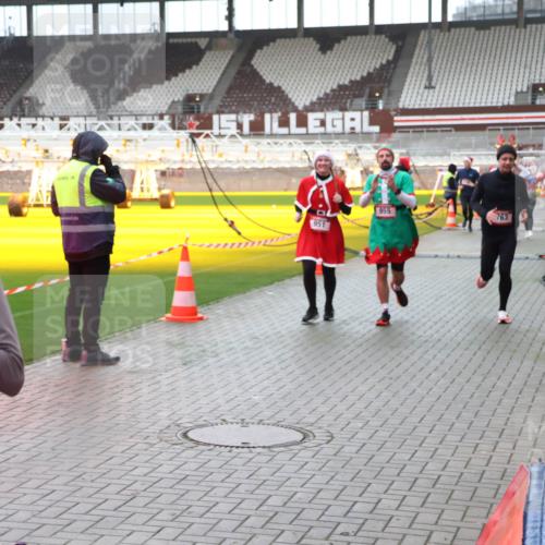 07.12.2025 - St. Pauli X-Mass-Run No. 15 Luisa Fischer http://msf.ph/oto/9390657 07.12.2025 10:57:14 Ziel 566, 951, 955, 763, 55, 236, 248, 417, 555, 566, 568, 759, 763, 1203, 2170, 2538, 2542, 2664, 3275, 4063, 4146, 4799 meine-sportfotos.de