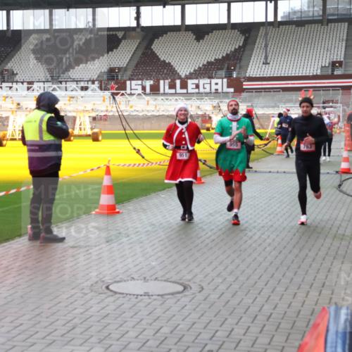 07.12.2025 - St. Pauli X-Mass-Run No. 15 Luisa Fischer http://msf.ph/oto/9390658 07.12.2025 10:57:14 Ziel 951, 955, 55, 236, 248, 417, 555, 566, 568, 759, 763, 1203, 2170, 2538, 2542, 2664, 3275, 4063, 4146, 4799 meine-sportfotos.de