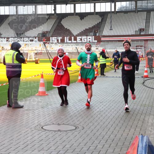07.12.2025 - St. Pauli X-Mass-Run No. 15 Luisa Fischer http://msf.ph/oto/9390661 07.12.2025 10:57:15 Ziel 951, 955, 763, 55, 236, 248, 417, 555, 566, 568, 759, 763, 1203, 2170, 2538, 2542, 2664, 3275, 4063, 4146, 4799 meine-sportfotos.de