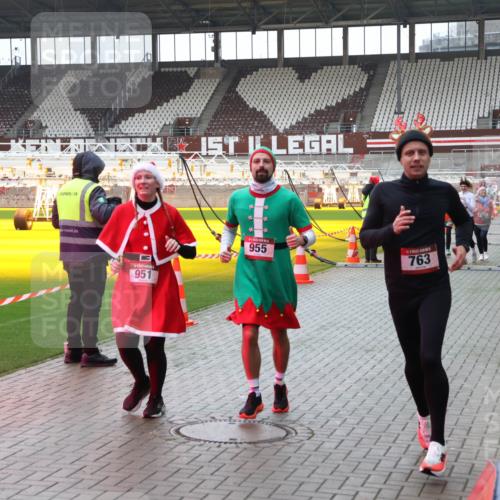 07.12.2025 - St. Pauli X-Mass-Run No. 15 Luisa Fischer http://msf.ph/oto/9390665 07.12.2025 10:57:16 Ziel 951, 955, 763, 55, 236, 248, 417, 555, 566, 568, 759, 763, 1097, 1203, 2170, 2538, 2542, 2664, 3275, 4063, 4146, 4799 meine-sportfotos.de
