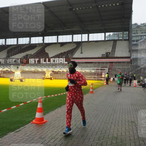 07.12.2025 - St. Pauli X-Mass-Run No. 15 Fabian Wolf http://msf.ph/oto/9390668 07.12.2025 10:24:14 Ziel 711, 712, 897, 4040, 4122, 4140, 4479, 4689, 4692, 4694 meine-sportfotos.de