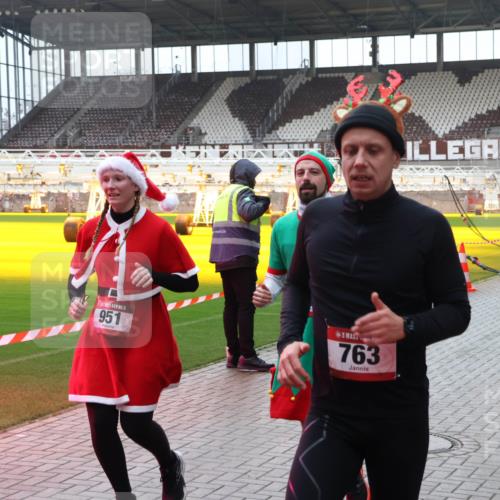 07.12.2025 - St. Pauli X-Mass-Run No. 15 Luisa Fischer http://msf.ph/oto/9390669 07.12.2025 10:57:17 Ziel 951, 763, 4799, 2538, 55, 236, 248, 280, 417, 555, 566, 568, 759, 763, 1097, 1099, 1203, 2170, 2538, 2542, 2664, 3275, 4063, 4146, 4799 meine-sportfotos.de