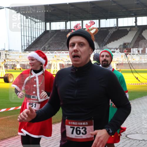 07.12.2025 - St. Pauli X-Mass-Run No. 15 Luisa Fischer http://msf.ph/oto/9390670 07.12.2025 10:57:17 Ziel 15, 951, 15, 763, 55, 236, 248, 280, 417, 555, 566, 568, 759, 763, 1097, 1099, 1203, 2170, 2538, 2542, 2664, 3275, 4063, 4146, 4799 meine-sportfotos.de