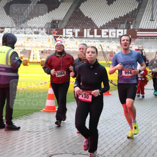 07.12.2025 - St. Pauli X-Mass-Run No. 15 Luisa Fischer http://msf.ph/oto/9390690 07.12.2025 10:57:45 Ziel 3064, 5, 130, 5, 994, 2298, 2297, 15, 130, 251, 280, 324, 566, 568, 763, 773, 994, 1097, 1099, 1203, 1213, 1387, 2290, 2296, 2297, 2298, 2664, 2665, 3064, 3067, 3275, 4799 meine-sportfotos.de