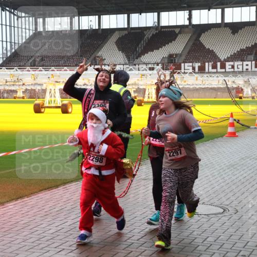 07.12.2025 - St. Pauli X-Mass-Run No. 15 Luisa Fischer http://msf.ph/oto/9390702 07.12.2025 10:57:50 Ziel 2296, 2298, 2290, 2297, 773, 130, 251, 280, 324, 566, 763, 773, 994, 1097, 1099, 1213, 1387, 2290, 2296, 2297, 2298, 2665, 3064, 3067, 3275, 4799 meine-sportfotos.de