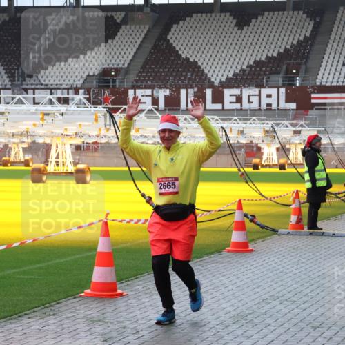 07.12.2025 - St. Pauli X-Mass-Run No. 15 Luisa Fischer http://msf.ph/oto/9390713 07.12.2025 10:57:57 Ziel 2665, 138, 130, 170, 251, 280, 324, 773, 994, 1097, 1099, 1213, 1387, 1390, 2290, 2296, 2297, 2298, 2665, 3064, 3067 meine-sportfotos.de
