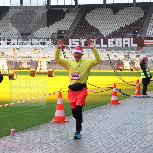 07.12.2025 - St. Pauli X-Mass-Run No. 15 Luisa Fischer http://msf.ph/oto/9390714 07.12.2025 10:57:57 Ziel 6709, 2665, 1387, 130, 170, 251, 280, 324, 773, 994, 1097, 1099, 1213, 1387, 1390, 2290, 2296, 2297, 2298, 2665, 3064, 3067 meine-sportfotos.de