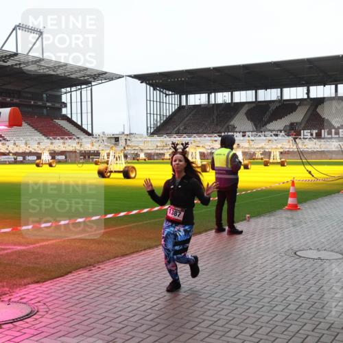 07.12.2025 - St. Pauli X-Mass-Run No. 15 Luisa Fischer http://msf.ph/oto/9390726 07.12.2025 10:58:03 Ziel 1387, 130, 170, 251, 280, 324, 773, 994, 1097, 1099, 1213, 1387, 1390, 2290, 2296, 2297, 2298, 2665, 3064, 3067 meine-sportfotos.de