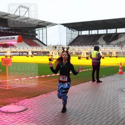 07.12.2025 - St. Pauli X-Mass-Run No. 15 Luisa Fischer http://msf.ph/oto/9390727 07.12.2025 10:58:03 Ziel 1387, 130, 170, 251, 280, 324, 773, 994, 1097, 1099, 1213, 1387, 1390, 2290, 2296, 2297, 2298, 2665, 3064, 3067 meine-sportfotos.de