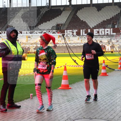 07.12.2025 - St. Pauli X-Mass-Run No. 15 Luisa Fischer http://msf.ph/oto/9390737 07.12.2025 10:58:15 Ziel 67, 1390, 324, 43, 75, 130, 170, 234, 251, 324, 994, 1213, 1390, 1690, 2290, 2296, 2297, 2298 meine-sportfotos.de