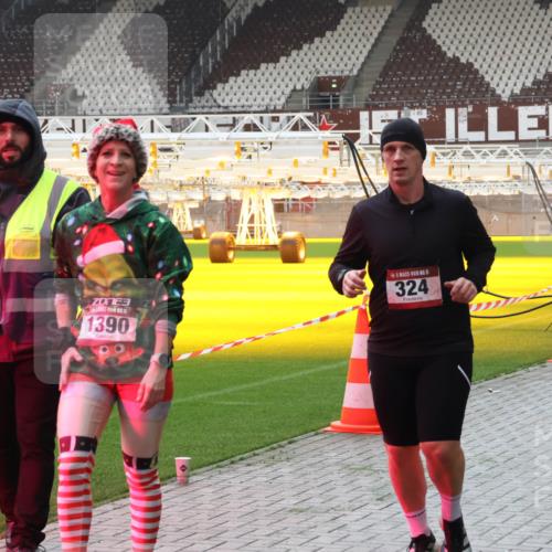 07.12.2025 - St. Pauli X-Mass-Run No. 15 Luisa Fischer http://msf.ph/oto/9390740 07.12.2025 10:58:16 Ziel 6709, 3, 1390, 15, 324, 43, 75, 170, 234, 324, 994, 1213, 1390, 1690, 2290, 2296, 2297, 2298 meine-sportfotos.de