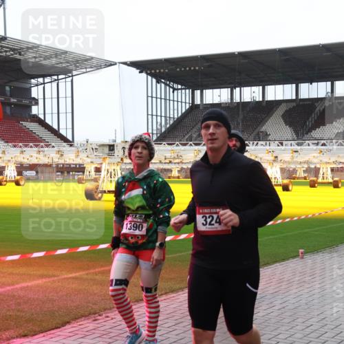 07.12.2025 - St. Pauli X-Mass-Run No. 15 Luisa Fischer http://msf.ph/oto/9390746 07.12.2025 10:58:18 Ziel 170763, 1390, 324, 43, 75, 170, 234, 324, 761, 994, 1213, 1390, 1690 meine-sportfotos.de