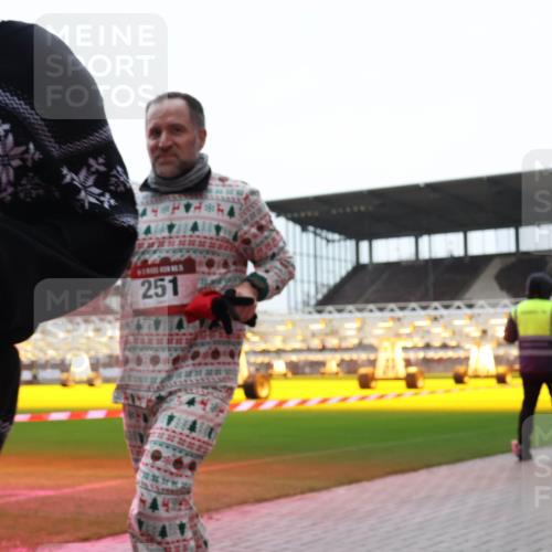 07.12.2025 - St. Pauli X-Mass-Run No. 15 Luisa Fischer http://msf.ph/oto/9390750 07.12.2025 10:58:26 Ziel 251, 43, 75, 170, 234, 324, 761, 1213, 1390, 1690 meine-sportfotos.de