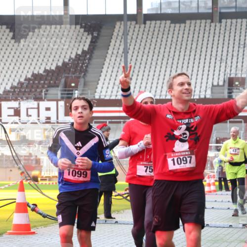 07.12.2025 - St. Pauli X-Mass-Run No. 15 Luisa Fischer http://msf.ph/oto/9390751 07.12.2025 10:58:31 Ziel 1099, 75, 0, 1097, 43, 234, 43, 75, 170, 234, 324, 761, 1390, 1690 meine-sportfotos.de