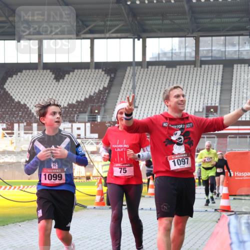 07.12.2025 - St. Pauli X-Mass-Run No. 15 Luisa Fischer http://msf.ph/oto/9390754 07.12.2025 10:58:32 Ziel 15, 1099, 5, 75, 00, 5, 1097, 43, 75, 170, 234, 324, 761, 1390, 1690 meine-sportfotos.de
