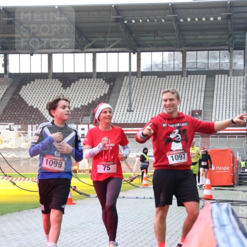 07.12.2025 - St. Pauli X-Mass-Run No. 15 Luisa Fischer http://msf.ph/oto/9390755 07.12.2025 10:58:32 Ziel 15, 1099, 75, 00, 1097, 234, 43, 75, 170, 234, 324, 761, 1390, 1690 meine-sportfotos.de