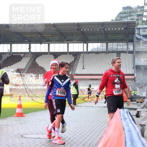 07.12.2025 - St. Pauli X-Mass-Run No. 15 Luisa Fischer http://msf.ph/oto/9390757 07.12.2025 10:58:33 Ziel 1099, 001, 1097, 43, 75, 170, 234, 324, 761, 1390, 1690 meine-sportfotos.de