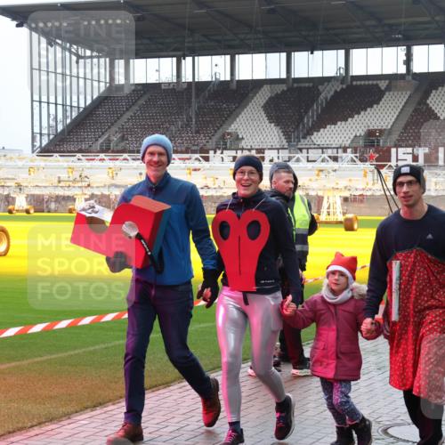 07.12.2025 - St. Pauli X-Mass-Run No. 15 Luisa Fischer http://msf.ph/oto/9390805 07.12.2025 10:59:51 Ziel 1459, 242, 301, 306, 420, 582, 1508, 1826, 2503, 2719, 2720, 2721, 2727, 2772, 4128 meine-sportfotos.de