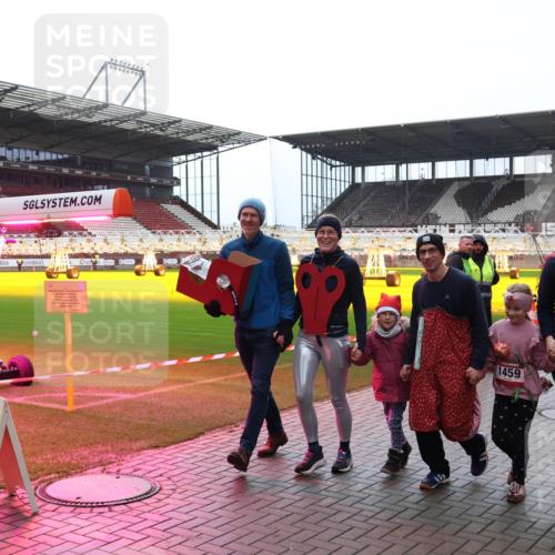 07.12.2025 - St. Pauli X-Mass-Run No. 15 Luisa Fischer http://msf.ph/oto/9390809 07.12.2025 10:59:52 Ziel 1459, 1456, 242, 301, 306, 420, 582, 1508, 1826, 2503, 2719, 2720, 2721, 2727, 2772, 4128 meine-sportfotos.de