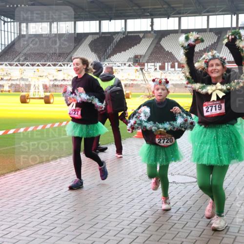 07.12.2025 - St. Pauli X-Mass-Run No. 15 Luisa Fischer http://msf.ph/oto/9390813 07.12.2025 11:00:01 Ziel 2727, 2720, 5, 2719, 247, 242, 301, 306, 420, 1826, 2503, 2719, 2720, 2721, 2727, 2772, 4128 meine-sportfotos.de