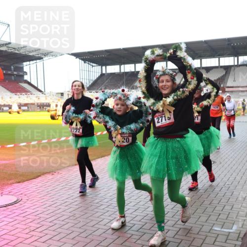 07.12.2025 - St. Pauli X-Mass-Run No. 15 Luisa Fischer http://msf.ph/oto/9390816 07.12.2025 11:00:02 Ziel 2727, 15, 20, 2719, 21, 1826, 242, 242, 301, 306, 420, 1826, 2503, 2719, 2720, 2721, 2727, 2772, 4128 meine-sportfotos.de