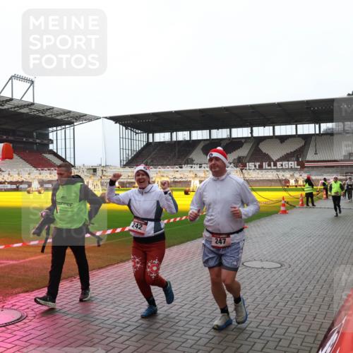 07.12.2025 - St. Pauli X-Mass-Run No. 15 Luisa Fischer http://msf.ph/oto/9390818 07.12.2025 11:00:05 Ziel 242, 247, 242, 301, 306, 420, 1826, 2719, 2720, 2721, 2727, 2772, 4128 meine-sportfotos.de