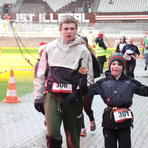 07.12.2025 - St. Pauli X-Mass-Run No. 15 Luisa Fischer http://msf.ph/oto/9390822 07.12.2025 11:00:21 Ziel 306, 1702, 301, 301, 306, 420, 529, 1482, 1558, 1702, 1826, 3586, 4128 meine-sportfotos.de