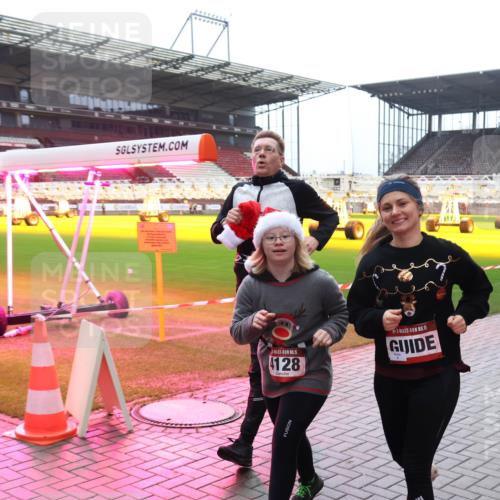 07.12.2025 - St. Pauli X-Mass-Run No. 15 Luisa Fischer http://msf.ph/oto/9390832 07.12.2025 11:00:25 Ziel 15, 4128, 15, 301, 306, 420, 529, 1482, 1558, 1702, 3586, 4128 meine-sportfotos.de