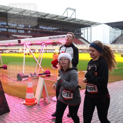 07.12.2025 - St. Pauli X-Mass-Run No. 15 Luisa Fischer http://msf.ph/oto/9390833 07.12.2025 11:00:25 Ziel 4128, 1702, 301, 306, 420, 529, 1482, 1558, 1702, 3586, 4128 meine-sportfotos.de