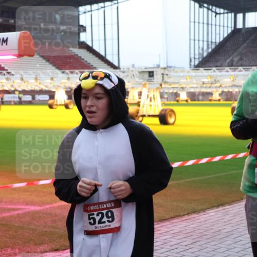 07.12.2025 - St. Pauli X-Mass-Run No. 15 Luisa Fischer http://msf.ph/oto/9390837 07.12.2025 11:00:28 Ziel 15, 529, 15, 3586, 225, 301, 306, 420, 529, 988, 1482, 1558, 1702, 3586, 4128 meine-sportfotos.de