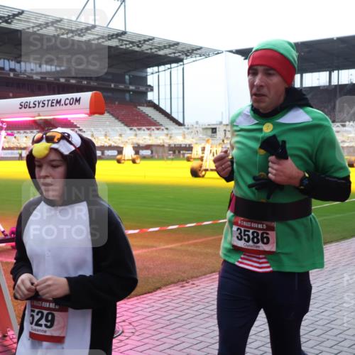 07.12.2025 - St. Pauli X-Mass-Run No. 15 Luisa Fischer http://msf.ph/oto/9390838 07.12.2025 11:00:28 Ziel 529, 15, 3586, 225, 301, 306, 420, 529, 988, 1482, 1558, 1702, 3586, 4128 meine-sportfotos.de