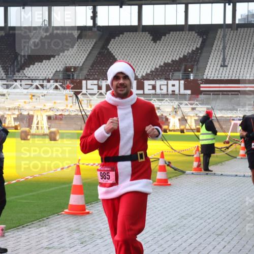 07.12.2025 - St. Pauli X-Mass-Run No. 15 Luisa Fischer http://msf.ph/oto/9390854 07.12.2025 11:00:43 Ziel 15, 985, 4793, 225, 410, 435, 439, 440, 529, 611, 985, 988, 1482, 1558, 1702, 1721, 3586, 3952, 4478, 4793 meine-sportfotos.de