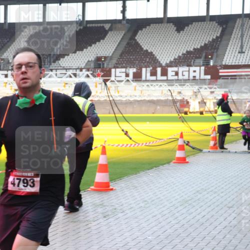 07.12.2025 - St. Pauli X-Mass-Run No. 15 Luisa Fischer http://msf.ph/oto/9390862 07.12.2025 11:00:46 Ziel 4793, 225, 410, 433, 435, 439, 440, 529, 611, 985, 988, 1482, 1558, 1702, 1721, 3586, 3952, 4478, 4793 meine-sportfotos.de