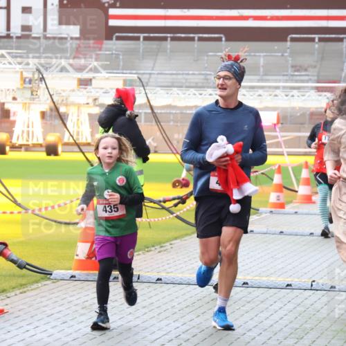 07.12.2025 - St. Pauli X-Mass-Run No. 15 Luisa Fischer http://msf.ph/oto/9390864 07.12.2025 11:00:48 Ziel 435, 611, 225, 410, 433, 435, 439, 440, 529, 611, 985, 988, 1482, 1558, 1702, 1721, 3586, 3952, 4478, 4793 meine-sportfotos.de