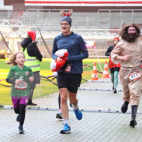 07.12.2025 - St. Pauli X-Mass-Run No. 15 Luisa Fischer http://msf.ph/oto/9390865 07.12.2025 11:00:49 Ziel 435, 611, 225, 410, 433, 435, 439, 440, 529, 611, 985, 988, 1482, 1558, 1702, 1721, 3586, 3952, 4478, 4793 meine-sportfotos.de