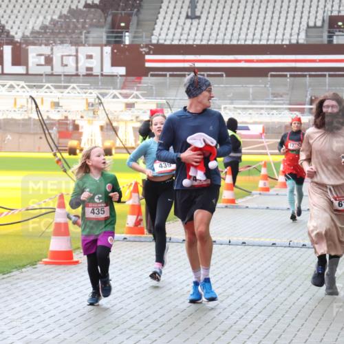 07.12.2025 - St. Pauli X-Mass-Run No. 15 Luisa Fischer http://msf.ph/oto/9390868 07.12.2025 11:00:50 Ziel 435, 439, 611, 225, 410, 433, 435, 439, 440, 529, 611, 985, 988, 1482, 1558, 1702, 1721, 3586, 3952, 4478, 4793 meine-sportfotos.de