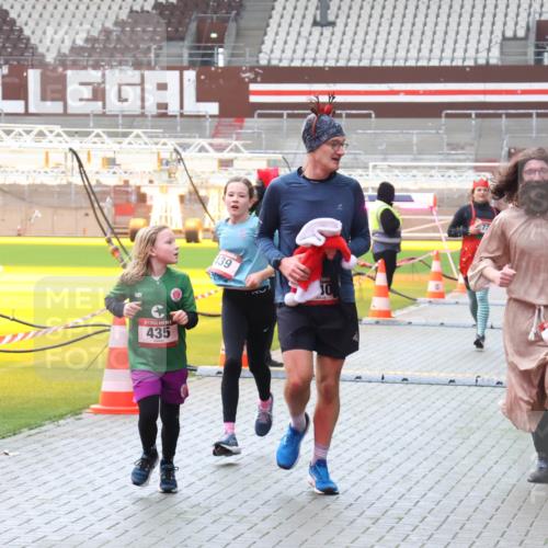 07.12.2025 - St. Pauli X-Mass-Run No. 15 Luisa Fischer http://msf.ph/oto/9390869 07.12.2025 11:00:50 Ziel 435, 439, 10, 611, 225, 410, 433, 435, 439, 440, 529, 611, 985, 988, 1482, 1558, 1702, 1721, 3586, 3952, 4478, 4793 meine-sportfotos.de