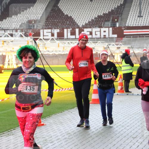 07.12.2025 - St. Pauli X-Mass-Run No. 15 Luisa Fischer http://msf.ph/oto/9390886 07.12.2025 11:01:13 Ziel 15, 135, 4478, 849, 68, 135, 225, 410, 433, 435, 439, 440, 492, 611, 985, 988, 1065, 1068, 1660, 1705, 1721, 3349, 3353, 3952, 4478, 4793 meine-sportfotos.de