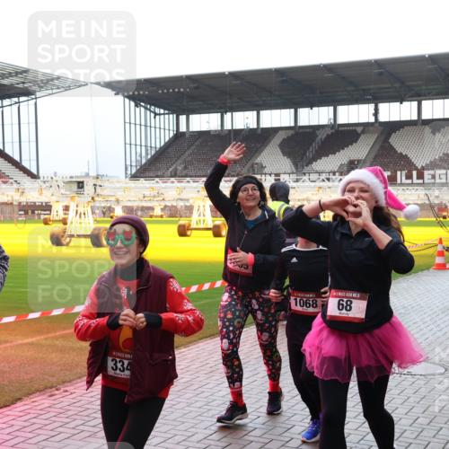 07.12.2025 - St. Pauli X-Mass-Run No. 15 Luisa Fischer http://msf.ph/oto/9390904 07.12.2025 11:01:23 Ziel 15, 3353, 334, 1068, 15, 68, 68, 89, 135, 410, 433, 439, 492, 557, 1065, 1068, 1660, 1705, 1721, 3349, 3353, 4478 meine-sportfotos.de