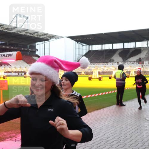 07.12.2025 - St. Pauli X-Mass-Run No. 15 Luisa Fischer http://msf.ph/oto/9390907 07.12.2025 11:01:24 Ziel 68, 89, 132, 135, 139, 410, 433, 439, 492, 557, 1065, 1068, 1660, 1705, 1721, 3349, 3353 meine-sportfotos.de