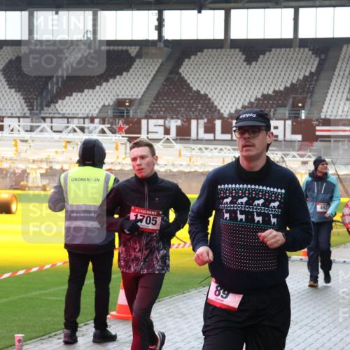 07.12.2025 - St. Pauli X-Mass-Run No. 15 Luisa Fischer http://msf.ph/oto/9390914 07.12.2025 11:01:28 Ziel 5, 1705, 4444, 89, 492, 1660, 68, 89, 132, 135, 139, 410, 433, 439, 492, 557, 1065, 1068, 1660, 1705, 3349, 3353 meine-sportfotos.de