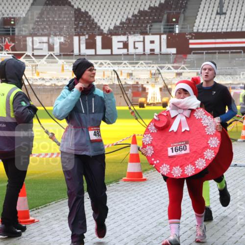 07.12.2025 - St. Pauli X-Mass-Run No. 15 Luisa Fischer http://msf.ph/oto/9390921 07.12.2025 11:01:32 Ziel 492, 15, 1660, 68, 89, 132, 135, 139, 433, 492, 557, 770, 771, 1065, 1068, 1300, 1660, 1705, 2252, 3349, 3353 meine-sportfotos.de