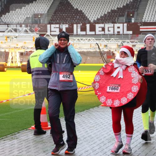 07.12.2025 - St. Pauli X-Mass-Run No. 15 Luisa Fischer http://msf.ph/oto/9390923 07.12.2025 11:01:33 Ziel 15, 492, 5, 1660, 557, 68, 89, 132, 135, 139, 492, 557, 766, 770, 771, 1065, 1068, 1300, 1660, 1705, 2251, 2252, 3349, 3353 meine-sportfotos.de