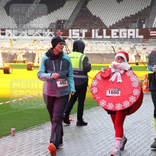 07.12.2025 - St. Pauli X-Mass-Run No. 15 Luisa Fischer http://msf.ph/oto/9390925 07.12.2025 11:01:33 Ziel 492, 5, 1660, 557, 68, 89, 132, 135, 139, 492, 557, 766, 770, 771, 1065, 1068, 1300, 1660, 1705, 2251, 2252, 3349, 3353 meine-sportfotos.de