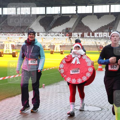 07.12.2025 - St. Pauli X-Mass-Run No. 15 Luisa Fischer http://msf.ph/oto/9390929 07.12.2025 11:01:35 Ziel 492, 1660, 15, 557, 68, 89, 132, 135, 139, 492, 557, 766, 770, 771, 1065, 1068, 1300, 1367, 1615, 1660, 1705, 2251, 2252, 3349, 3353 meine-sportfotos.de