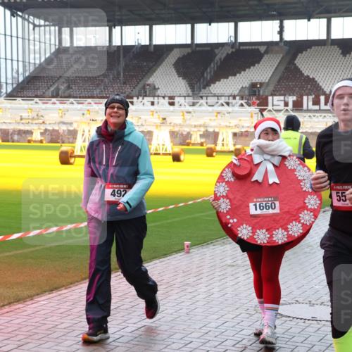 07.12.2025 - St. Pauli X-Mass-Run No. 15 Luisa Fischer http://msf.ph/oto/9390930 07.12.2025 11:01:35 Ziel 492, 7, 1660, 15, 55, 68, 89, 132, 135, 139, 492, 557, 766, 770, 771, 1065, 1068, 1300, 1367, 1615, 1660, 1705, 2251, 2252, 3349, 3353 meine-sportfotos.de